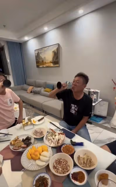 63歲姜育恆疑回山東老家!興奮喝酒滿臉通紅,6人吃4盤菜太儉樸