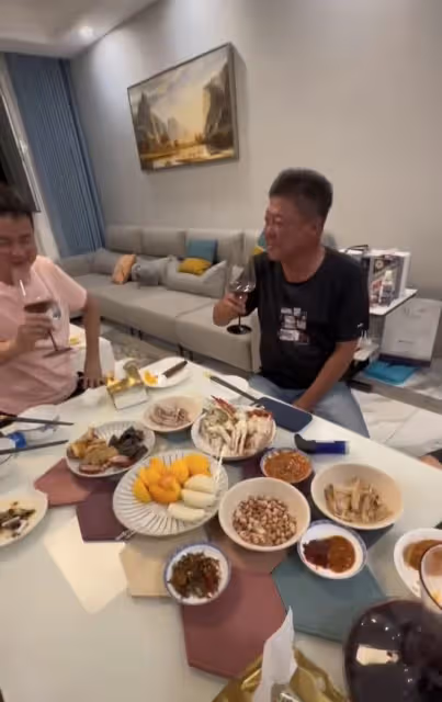63歲姜育恆疑回山東老家!興奮喝酒滿臉通紅,6人吃4盤菜太儉樸