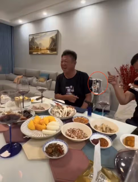 63歲姜育恆疑回山東老家!興奮喝酒滿臉通紅,6人吃4盤菜太儉樸