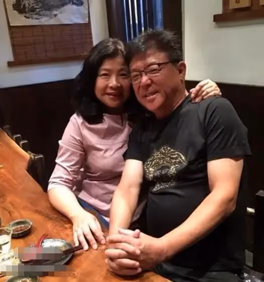 63歲姜育恆疑回山東老家!興奮喝酒滿臉通紅,6人吃4盤菜太儉樸