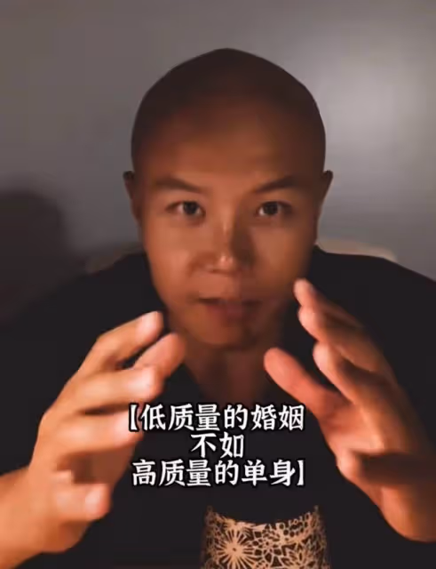 樂嘉談三次離婚原因,言論被質疑破壞家庭,如今前妻去世獨自養娃