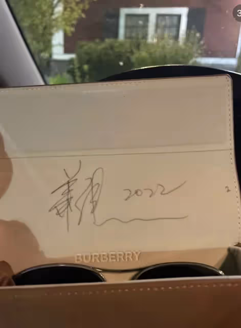 61歲周華健長居美國!與女兒女婿在小飯館用餐,身材壯碩滿臉通紅