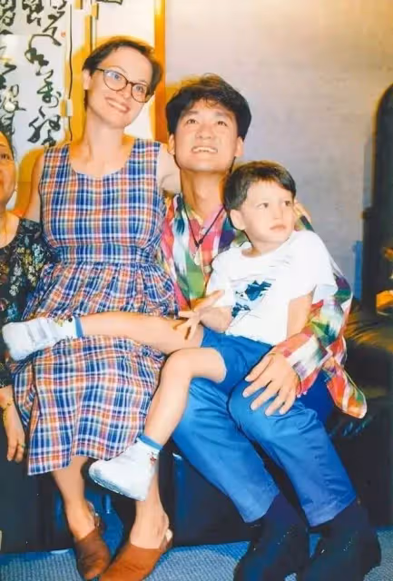 61歲周華健長居美國!與女兒女婿在小飯館用餐,身材壯碩滿臉通紅