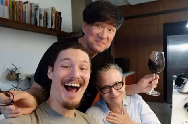 61歲周華健長居美國!與女兒女婿在小飯館用餐,身材壯碩滿臉通紅