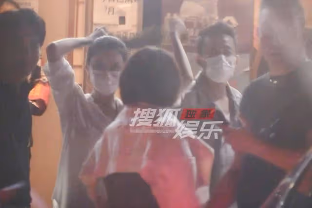汪小菲張穎穎再被拍!女方撒嬌求擁抱,張蘭拒其參加家宴仍不認可