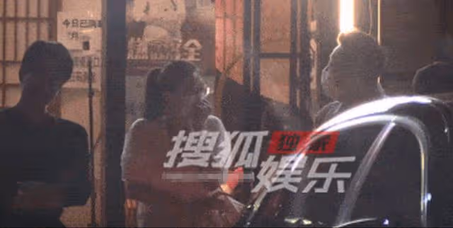 汪小菲張穎穎再被拍!女方撒嬌求擁抱,張蘭拒其參加家宴仍不認可