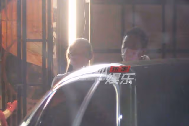 汪小菲張穎穎再被拍!女方撒嬌求擁抱,張蘭拒其參加家宴仍不認可