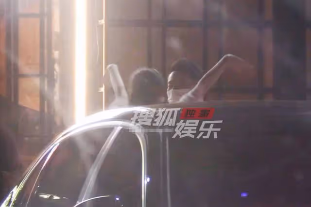 汪小菲張穎穎再被拍!女方撒嬌求擁抱,張蘭拒其參加家宴仍不認可