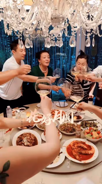 汪小菲張穎穎再被拍！女方撒嬌求擁抱，張蘭拒其參加家宴仍不認可