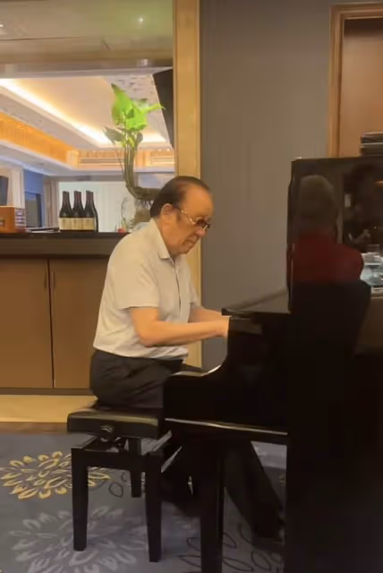 81歲歌唱家楊洪基露面,豪宅內彈鋼琴動作敏捷,現場飆歌精神抖擻