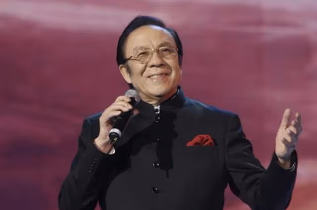 81歲歌唱家楊洪基露面,豪宅內彈鋼琴動作敏捷,現場飆歌精神抖擻