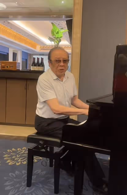 81歲歌唱家楊洪基露面,豪宅內彈鋼琴動作敏捷,現場飆歌精神抖擻