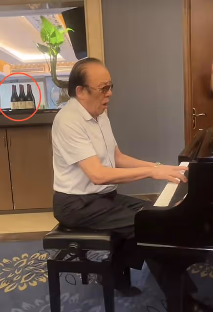 81歲歌唱家楊洪基露面,豪宅內彈鋼琴動作敏捷,現場飆歌精神抖擻