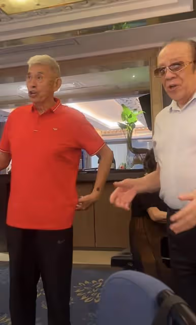 81歲歌唱家楊洪基露面,豪宅內彈鋼琴動作敏捷,現場飆歌精神抖擻