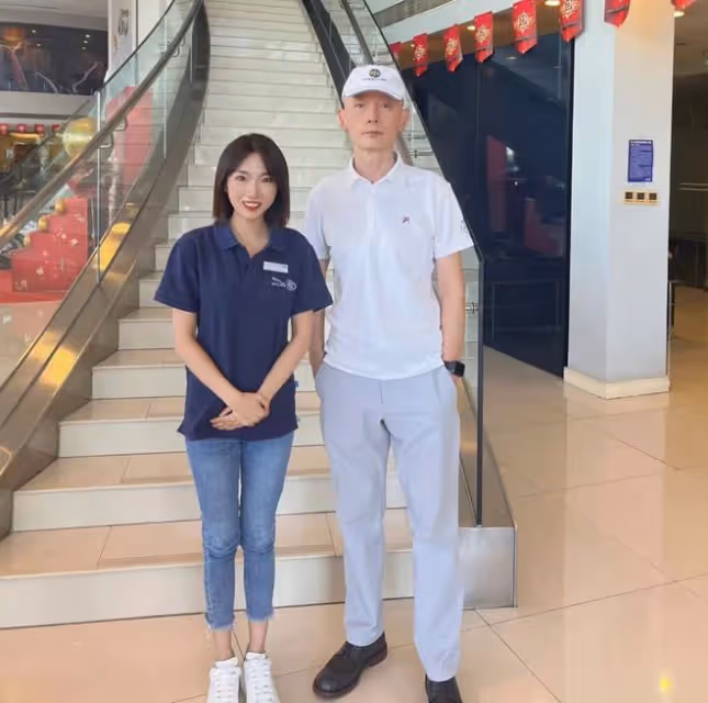 曝65歲葛優買百萬豪車!現身4S店與美女親切合影,面色紅潤精神佳