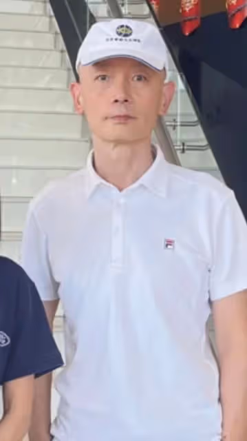 曝65歲葛優買百萬豪車!現身4S店與美女親切合影,面色紅潤精神佳