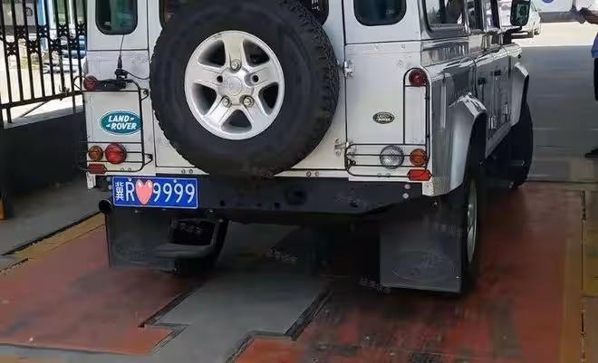 曝65歲葛優買百萬豪車!現身4S店與美女親切合影,面色紅潤精神佳