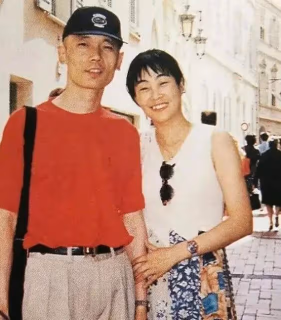 曝65歲葛優買百萬豪車!現身4S店與美女親切合影,面色紅潤精神佳