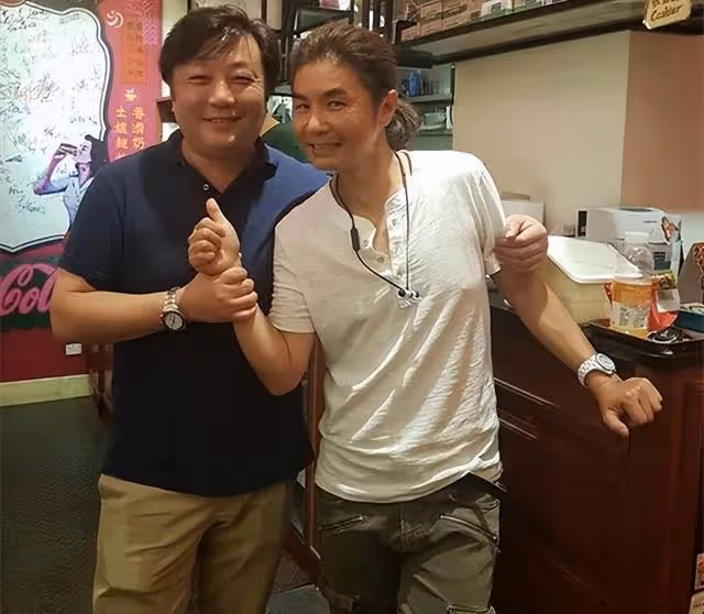 知名港星近況曝光!身材嚴重發福顯油膩,轉行賣燈飾不願復出