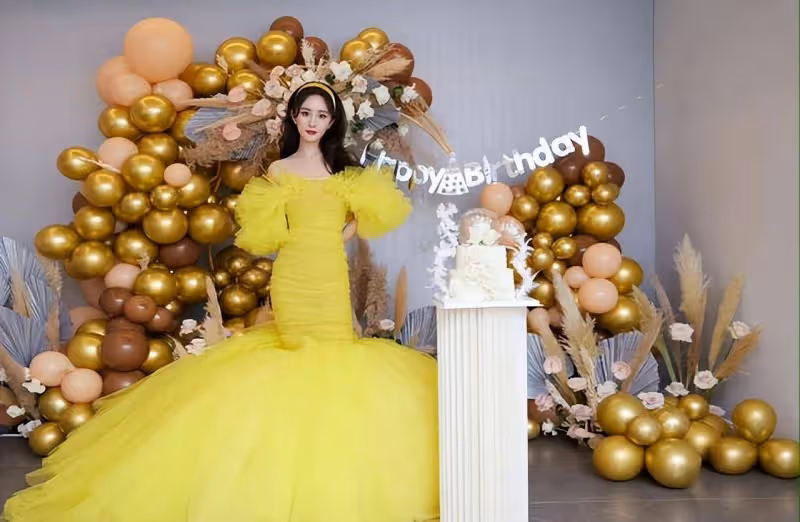 楊冪的生日陣容這麼大,明星們都發卡過生日,Angelababy連續八年送上祝福