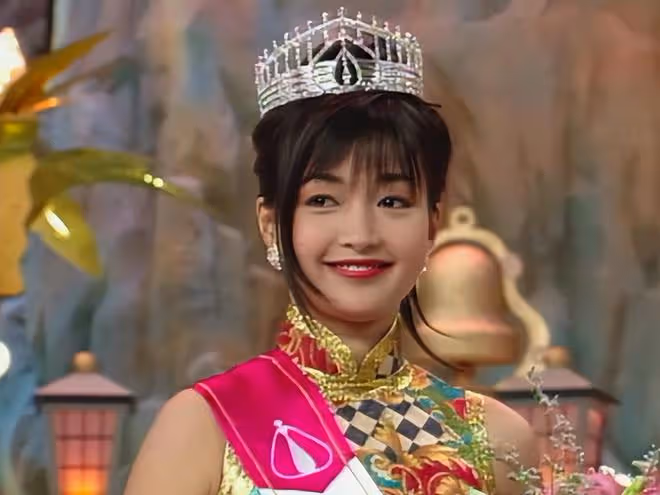 李綺紅承認已到更年期！素顏出鏡臉上布滿雀斑紅疹，52歲定居國外