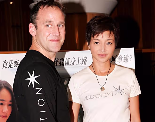 李綺紅承認已到更年期！素顏出鏡臉上布滿雀斑紅疹，52歲定居國外