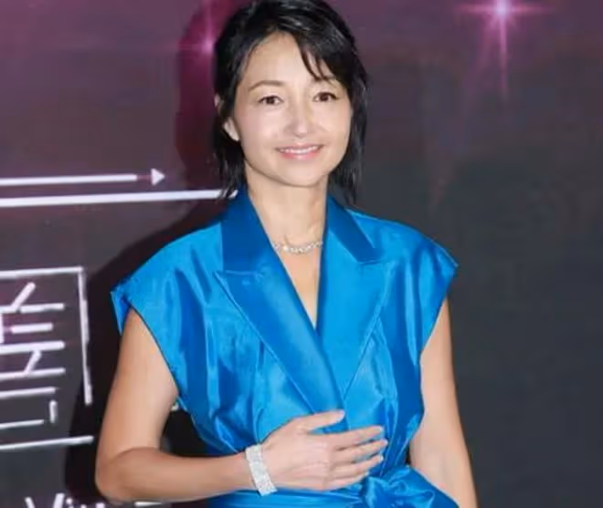 李綺紅承認已到更年期！素顏出鏡臉上布滿雀斑紅疹，52歲定居國外