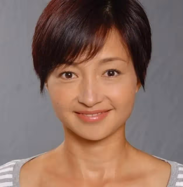 李綺紅承認已到更年期！素顏出鏡臉上布滿雀斑紅疹，52歲定居國外
