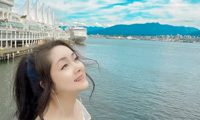 「寶釵」張莉定居國外近況，寄情玩樂至今未婚，56歲皮膚白到發光