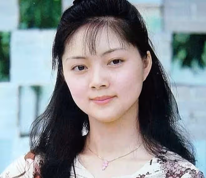 「寶釵」張莉定居國外近況，寄情玩樂至今未婚，56歲皮膚白到發光