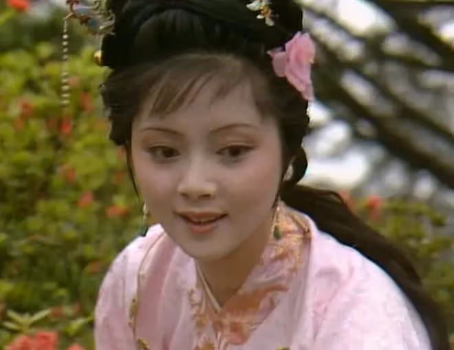 「寶釵」張莉定居國外近況，寄情玩樂至今未婚，56歲皮膚白到發光