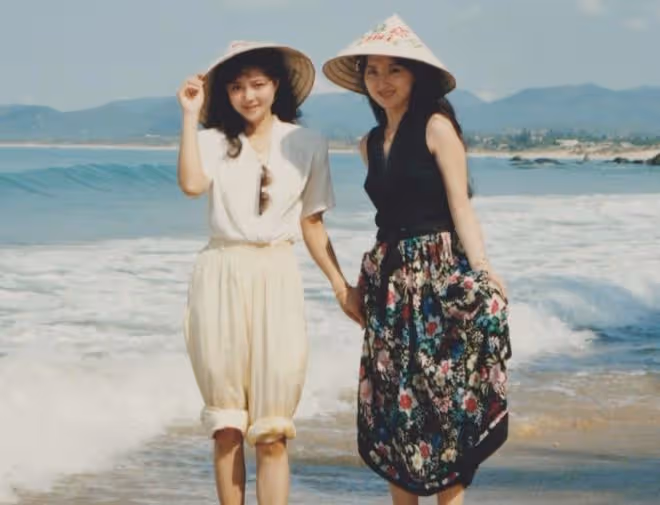 「寶釵」張莉定居國外近況，寄情玩樂至今未婚，56歲皮膚白到發光