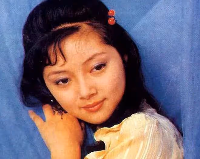 「寶釵」張莉定居國外近況，寄情玩樂至今未婚，56歲皮膚白到發光