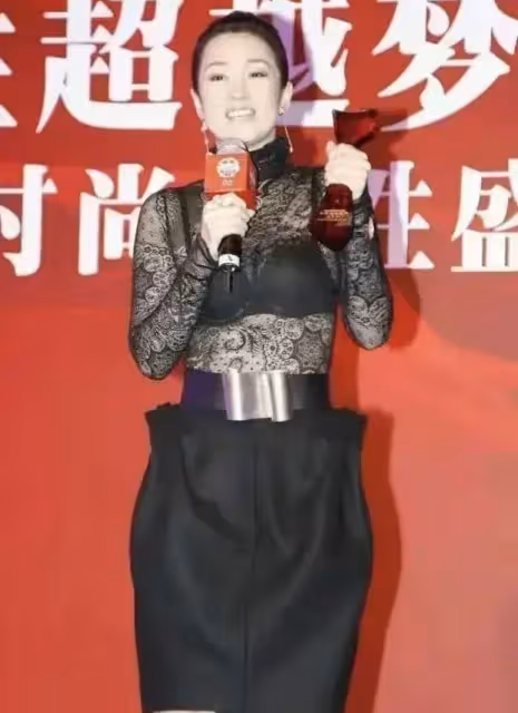 鞏俐真敢穿!56歲穿「鏤空蕾絲裙」不俗氣反而性感大方,一般人真駕馭不了
