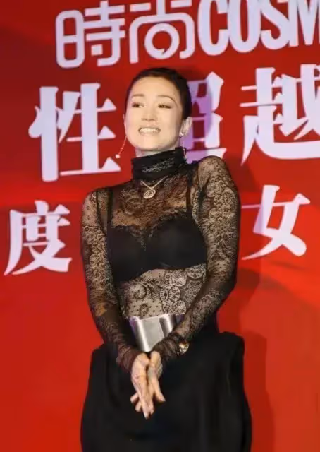 鞏俐真敢穿!56歲穿「鏤空蕾絲裙」不俗氣反而性感大方,一般人真駕馭不了