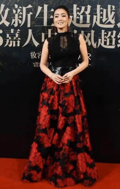 鞏俐真敢穿!56歲穿「鏤空蕾絲裙」不俗氣反而性感大方,一般人真駕馭不了