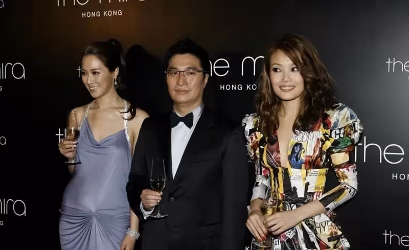 「千億媳婦」徐子淇真沒有貴婦架子,穿掛脖裙看著還挺張揚,身材高級:不愧模特出身
