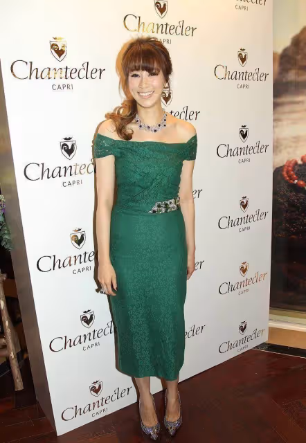 「千億媳婦」徐子淇真沒有貴婦架子,穿掛脖裙看著還挺張揚,身材高級:不愧模特出身