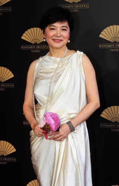 林青霞的審美一直不錯,年紀不小了穿裙子,67歲優雅美很迷人,網友:獨一無二的富態美