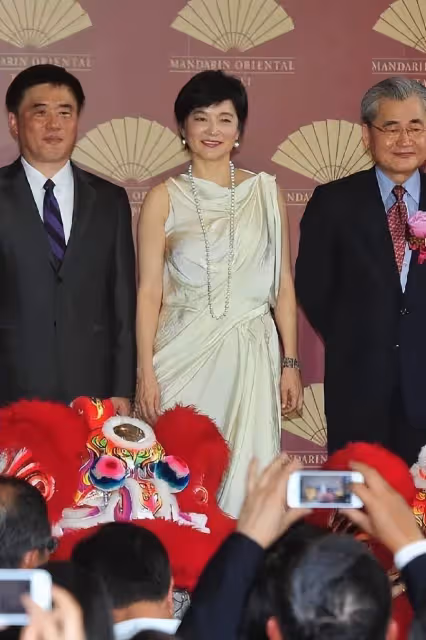 林青霞的審美一直不錯,年紀不小了穿裙子,67歲優雅美很迷人,網友:獨一無二的富態美