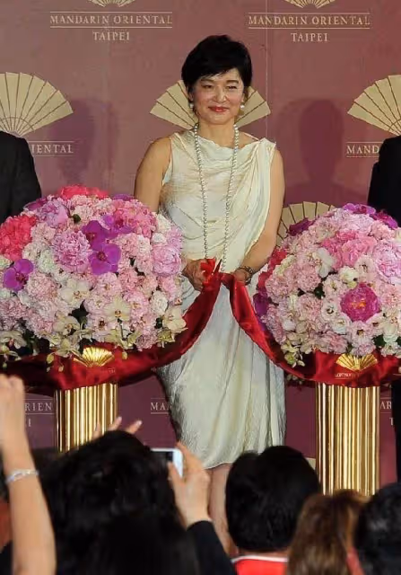 林青霞的審美一直不錯，年紀不小了穿裙子，67歲優雅美很迷人，網友：獨一無二的富態美