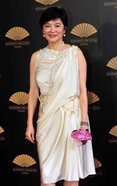 林青霞的審美一直不錯，年紀不小了穿裙子，67歲優雅美很迷人，網友：獨一無二的富態美