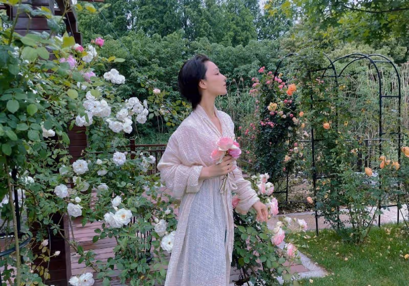 張馨予曬私家花園,打扮精緻大片花海像公園,連茶杯都奢華無比