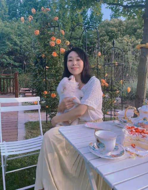 張馨予曬私家花園,打扮精緻大片花海像公園,連茶杯都奢華無比