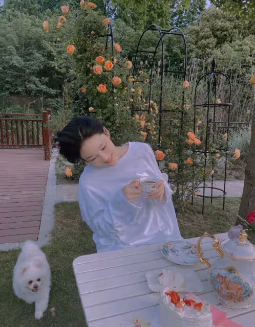 張馨予曬私家花園,打扮精緻大片花海像公園,連茶杯都奢華無比