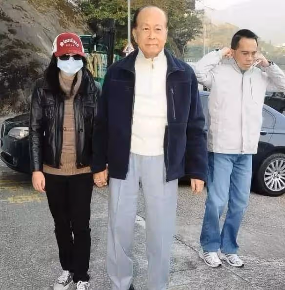 兩個千億豪門的長孫女,一個患病還沒分到家產,另一個坐擁7百億