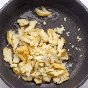 蚝油豆泡炒娃娃菜