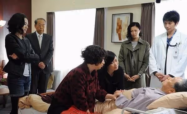 79歲老婦被丟包公園，辛苦攢下2千萬家產慘被5子女瓜分，烈陽下曝曬整天，她喃喃：他們會來接我