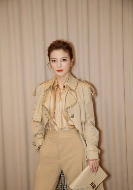 「整容式」減肥！趙薇瘦回顏值巔峰，昔日「小燕子」美成今日的「黑天鵝」，網友：顏值爆表