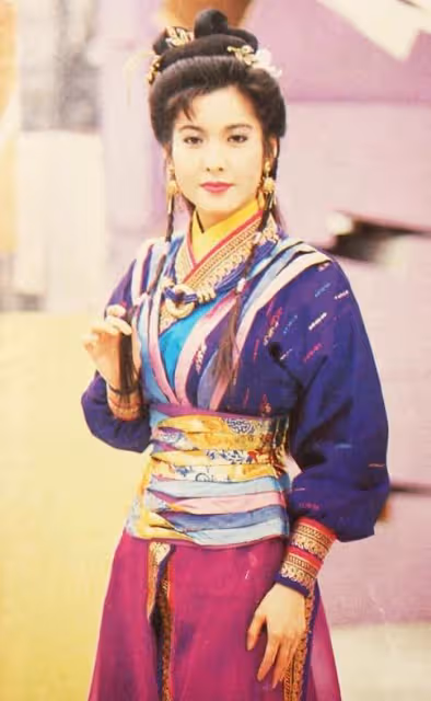 52歲李婉華與愛女罕同框!曾與吳鎮宇、何家勁因戲生情「遠嫁富豪連生三胎」 如今一家很幸福